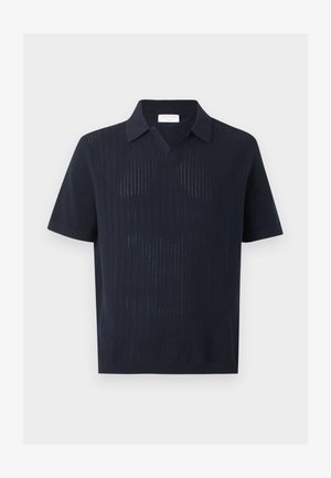 Tricou polo tricotat bleumarin cu mâneci scurte, model texturat cu dungi verticale și guler relaxat, afișat pe un fundal simplu.