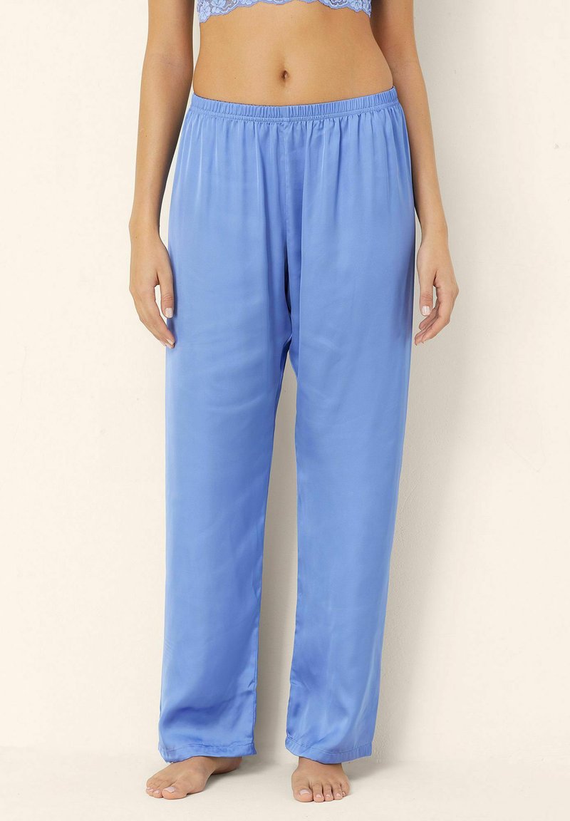 Pantaloni de pijama de satin de culoare albastru deschis, cu talie elastică, croi lejer și picioare drepte. Textură netedă cu cusături minime.