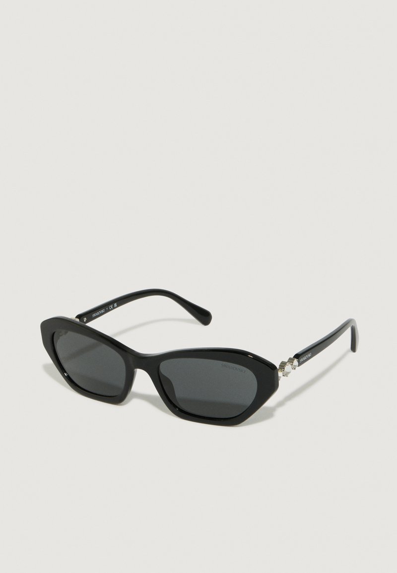 Óculos de sol estilo gato preto com lentes escuras, uma armação de plástico brilhante e detalhes prateados nas hastes com elementos decorativos.