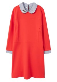 Rotes Kleid mit langen Ärmeln, einem gestreiften Kragen und Akzenten an den Manschetten. Glatte Textur und schlichte Form, mit einer dekorativen Brosche am Kragen.
