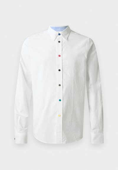 Witte overhemd met lange mouwen en een button-down kraag, met meerkleurige knopen langs de voorkant en een lichtblauwe binnenkant van de kraag.