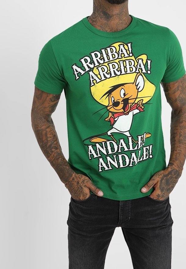 Zielona bawełniana koszulka z nadrukiem postaci z kreskówki w żółtym sombrero oraz tekstem "Arriba! Arriba! Andale! Andale!" napisanym dużymi czarnymi literami.