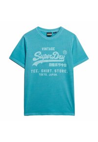 Turquoise t-shirt van zacht katoen, met een grote witte graphic "SuperDry" logo met vintage stijl tekst en accenten.