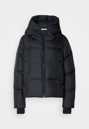 Veste rembourrée noire avec capuche, fermeture �éclair à l'avant et poignets élastiqués. Texture lisse avec des détails de matelassage horizontal.