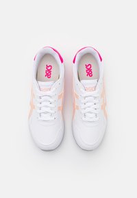 Vita idrottsskor med mjuka rosa accenter och logotyp, snörningsdesign, strukturerat material och vadderad krage för komfort.