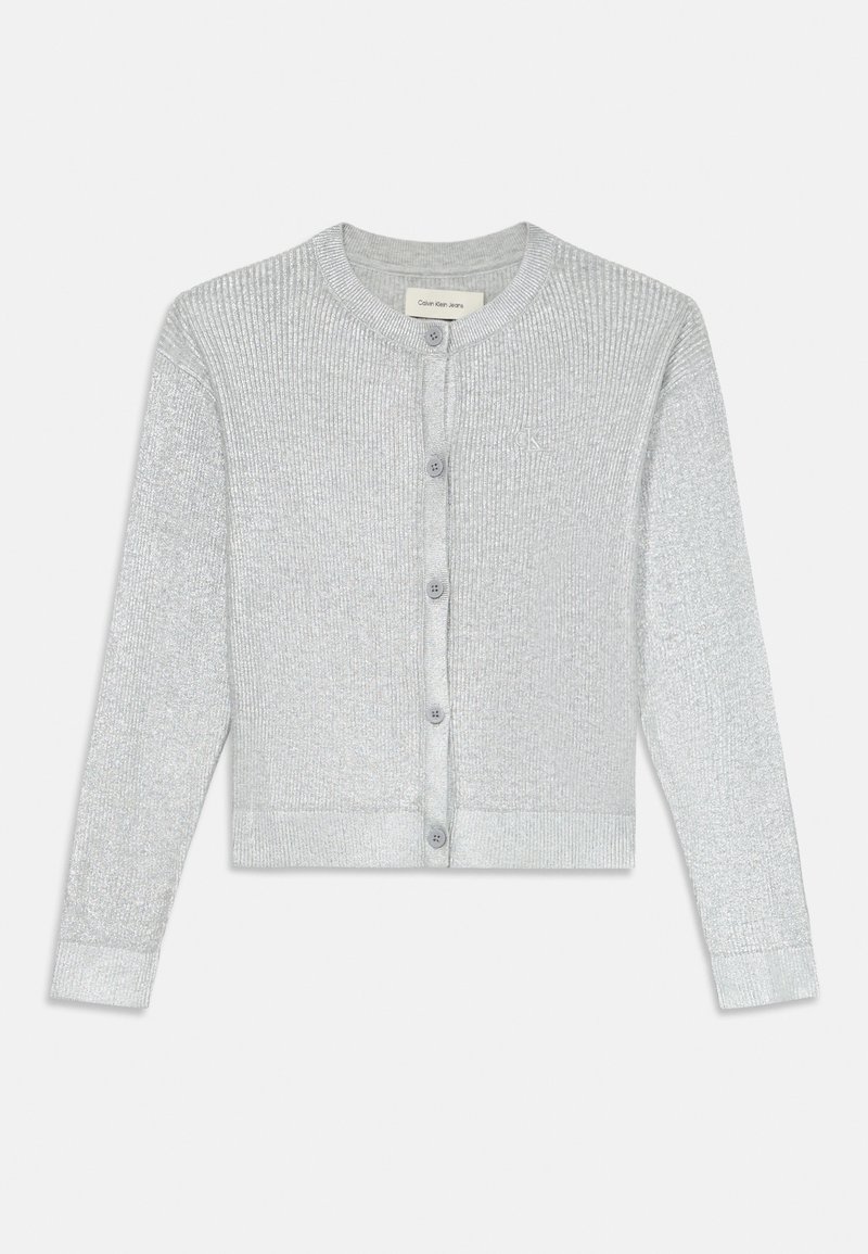 Világosszürke bordás kardigán kerek nyakkal, elöl gombokkal és textúrált anyagból készült. A bal oldalán egy diszkrét logó található.