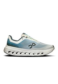 Bottine de course bleu clair avec une tige en mesh respirant, des accents gris, et une semelle blanche rembourrée dotée de motifs découpés.