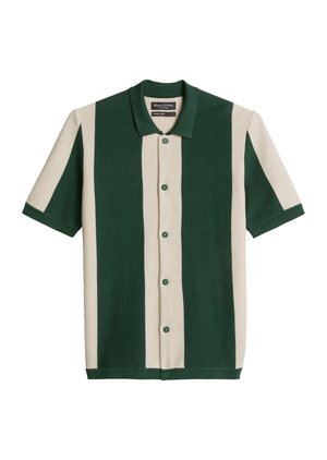 Πλεκτό πόλο με κοντά μανίκια με κατακόρυφες πράσινες και μπεζ ρίγες και πράσινα κουμπιά μπροστά.