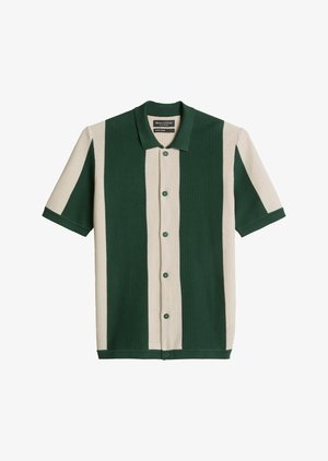 Πλεκτό πόλο με κοντά μανίκια με κατακόρυφες πράσινες και μπεζ ρίγες και πράσινα κουμπιά μπροστά.