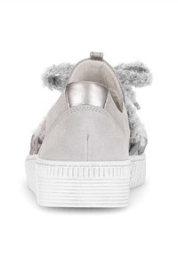 Lichtgrijze suède sneaker met getextureerde grijze bontaccenten, een metallic hakdetail en een witte rubberen zool met verticale ribbels.