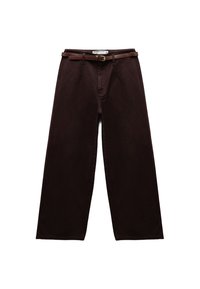 Pantalones de pierna ancha marrones con un tejido texturizado, que cuentan con un cinturón marrón a juego y una hebilla de metal en la cintura. Corte recto y sin patrones visibles.