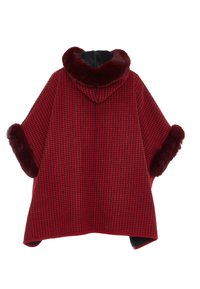 Rød og sort hounds-tooth poncho med pelsbesat hætte og ærmer. Blød tekstur med et løst, draperet design og ingen synlige lukninger.