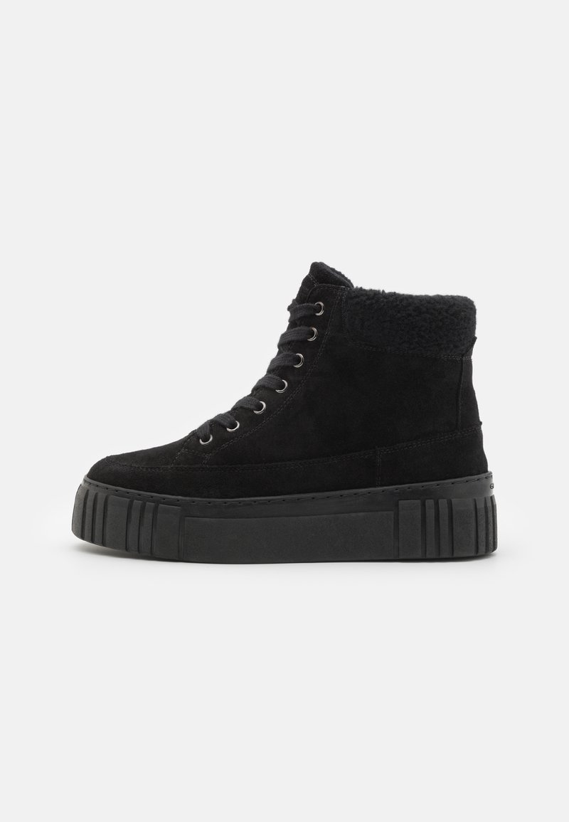 Svart semsket høytopp-sneakers med en myk indre fôr, som har en tykk svart plattformsåle og runde lisser gjennom metalløyler.
