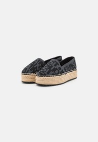 Zwarte gevlochten espadrilles met een jute en rubberen zool, voorzien van een gestreept bovenwerk en elastische zijpanelen voor eenvoudig aan- en uittrekken.