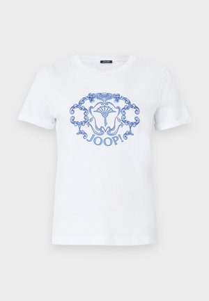 T-shirt blanc à manches courtes avec un emblème floral orné bleu et le mot « JOOP ! » imprimé au centre à l'avant.