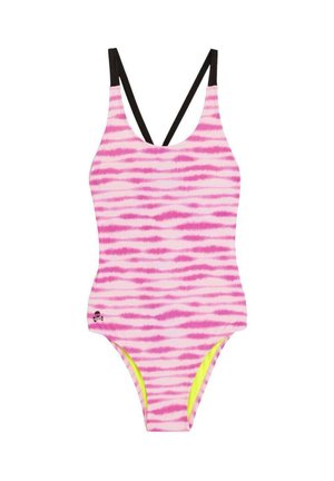 Bañador de una pieza a rayas rosas y blancas con tirantes negros y forro amarillo en las aperturas de las piernas, con un pequeño logo de calavera cerca de la cadera.