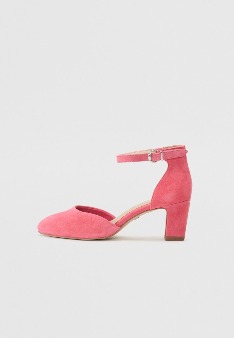 Chaussure femme en daim rose avec bout fermé, bride de cheville avec boucle et talon bloc de hauteur moyenne sur fond blanc.