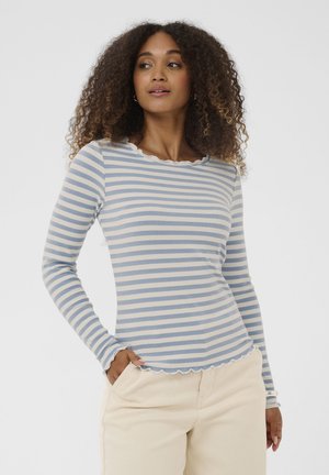 Stripet langærmet top i lyseblå og cremefarver med ribbet tekstur og en flosset halsudskæring. Matcher med cremefarvede bukser.