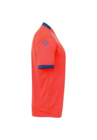 Felrood poloshirt van gladde stof, met een marineblauwe kraag en mouwboorden, voorzien van een klein blauw logo op de linker mouw.