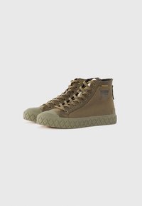 Baskets montantes khaki en tissu texturé, avec des accents en caoutchouc et une semelle à motif en losanges. Comprend des lacets et une fermeture éclair sur le côté.