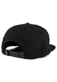 Fekete pamut baseballsapka lapos karimával, állítható szíjjal hátul és sima dizájnnal. Öt szellőző lyukkal rendelkezik.