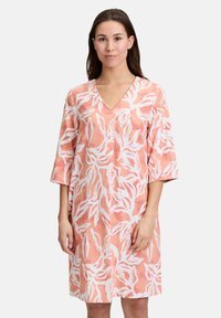 Kurzes Kleid aus weichem Korallestoff mit einem weißen Blättermuster, mit V-Ausschnitt und lockerer Passform für Komfort und Atmungsaktivität.