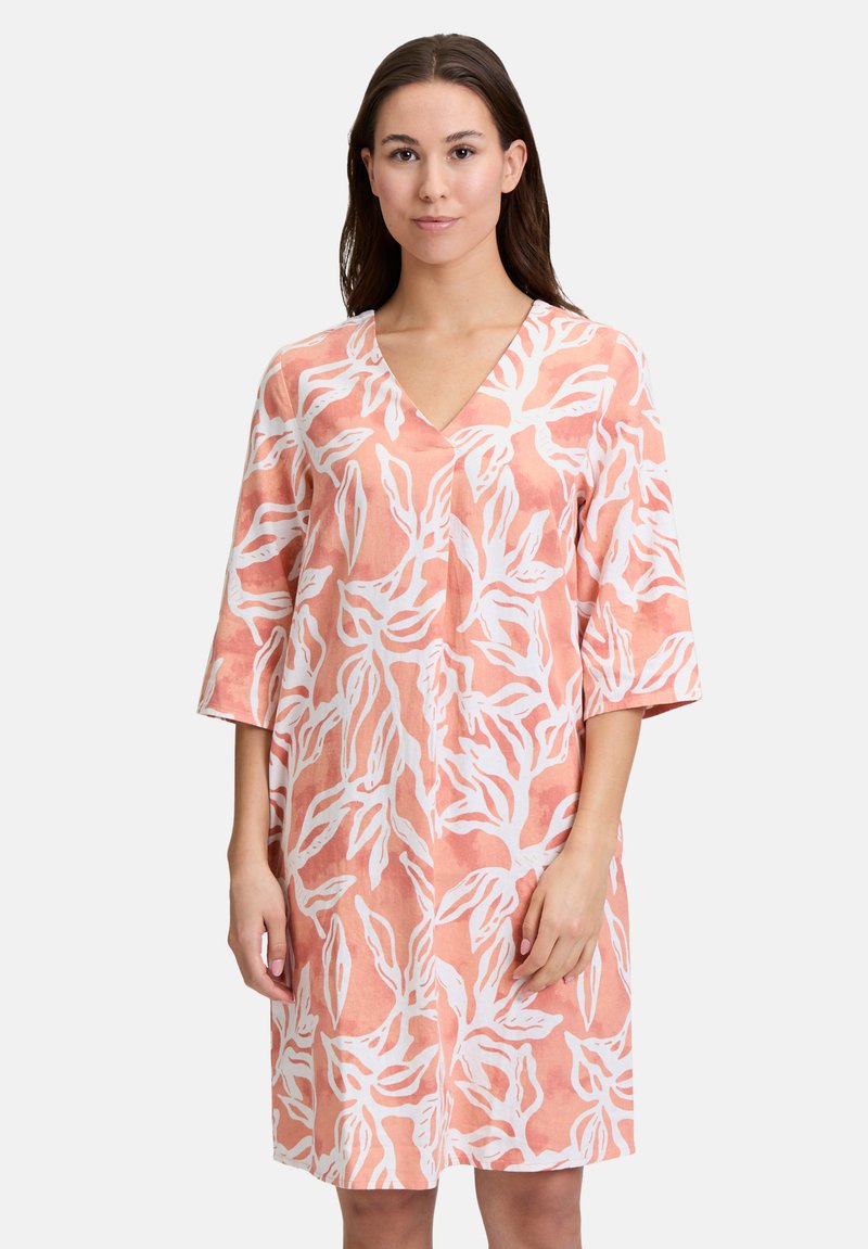 Kurzes Kleid aus weichem Korallestoff mit einem weißen Blättermuster, mit V-Ausschnitt und lockerer Passform für Komfort und Atmungsaktivität.