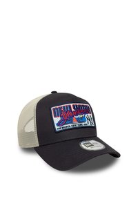 Sort og khaki trucker cap med mesh bag, med en blå og rød broderet New York Yankees logo på fronten.