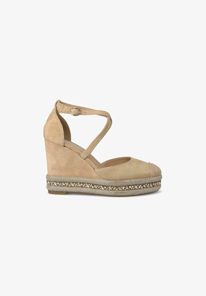 Sandal con zeppa in suede beige, con una cinghia attorno alla caviglia, punta a mandorla e accent decorativo intrecciato sul bordo della piattaforma.