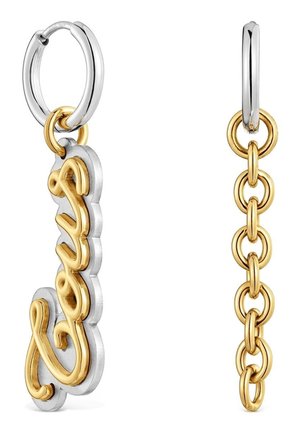 Pendientes de aro de plata con detalles dorados; uno tiene un colgante con el nombre en escritura dorada, el otro tiene una cadena de anillos enlazados de oro.