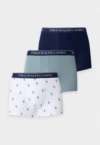 Τρία ανδρικά boxer Ralph Lauren Polo σε μπλε ναυτικό, γαλάζιο και λευκό με ζωνάρι μέσης με λογότυπο σε μπλε ναυτικό και εκτύπωση παίκτη πόλο στο λευκό ζευγάρι.