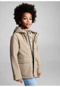 Bežna jakna s kapuco, narejena iz lahkega blaga, z zaklopnimi gumbi, dvema sprednjima žepoma in črnimi zategovalnimi detajli.