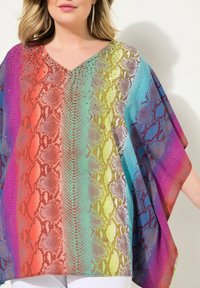 Barevný kaftan s hadím vzorem v gradientních odstínech červené, oranžové, zelené, modré a fialové, s výstřihem do V a zdobenými detaily. Měkčí textura.