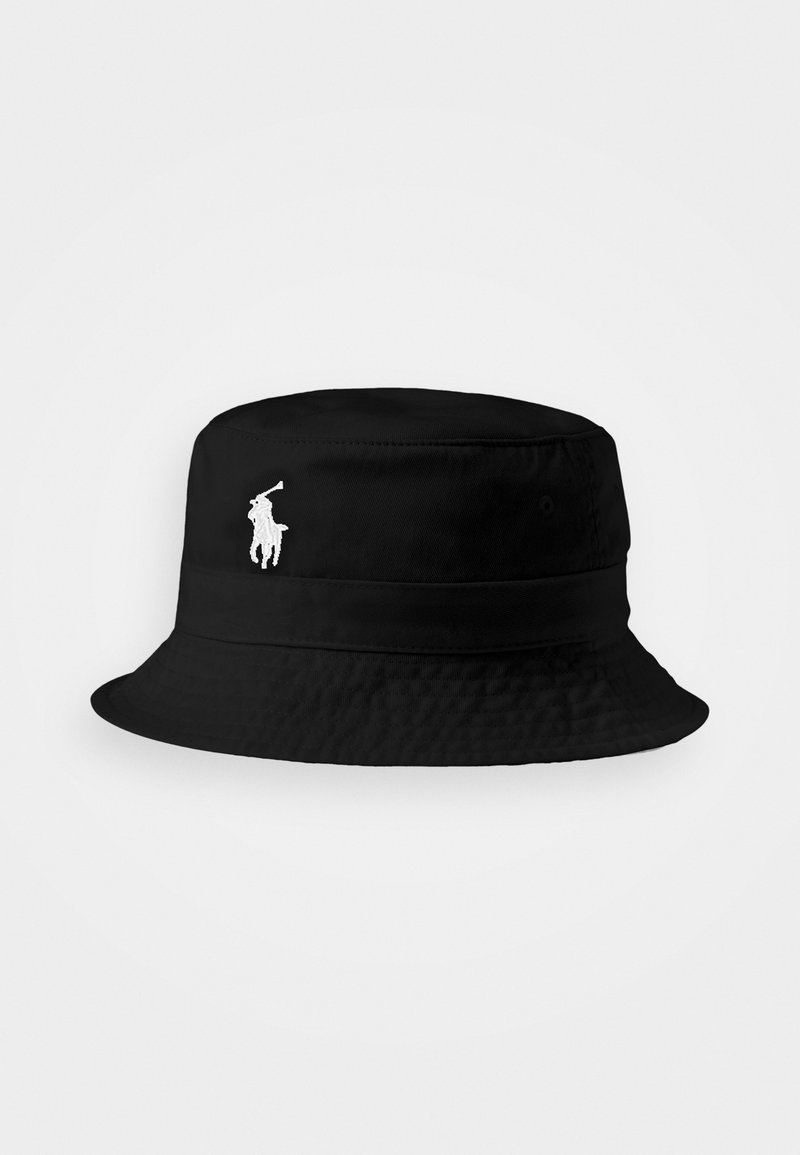 Melnā nylona saules cepure ar teksturētu apdari. Priekšpusē ir balta izšūta polo spēlētāja logo.