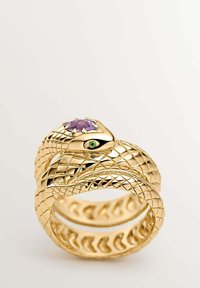 Anillo en forma de serpiente dorada con escamas texturizadas, que cuenta con una gema púrpura en la cabeza y un acento verde en el ojo. Diseño curvado y en capas.
