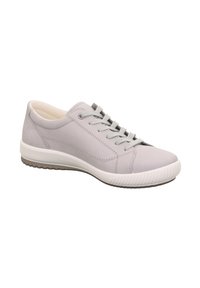 Lichtgrijze veterschoen met een glad leren bovenwerk, gevoerde inlegzool en witte rubberen zool met een gestructureerd grippatroon.