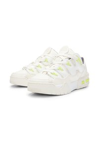 Scarpe da ginnastica bianche con una finitura testurizzata e accenti verde neon. Presentano un design con lacci e una suola imbottita con sacche d'aria visibili.