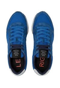 Modri semišteniski z mrežastimi detajli, okrogla konica, ravni vezalke in kontrastni črni in roza vložki. Vidne so bele gumijaste podplate.