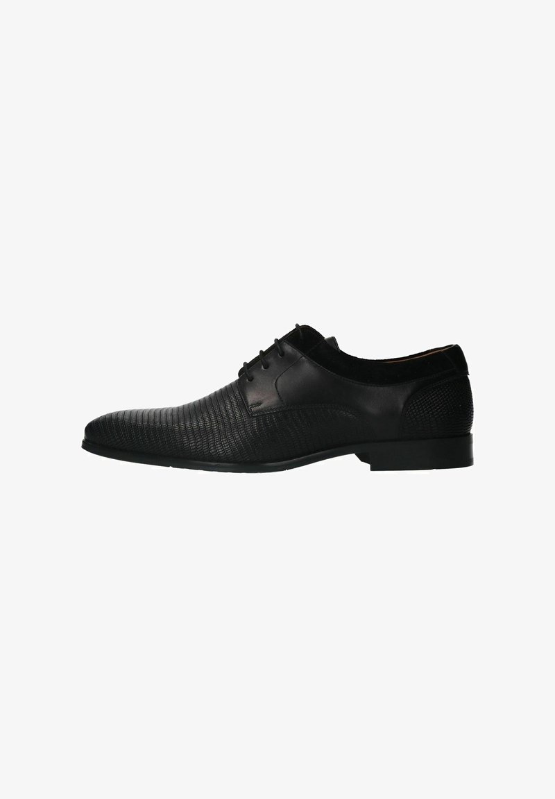 Chaussure habillée pour homme en cuir noir avec motif texturé sur le bout et les côtés, fermeture à lacets et talon bas.