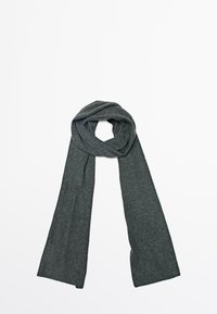 Écharpe tricotée gris foncé avec une texture douce, présentant un design en boucle et de longues extrémités pendantes, présentée sur un fond blanc.
