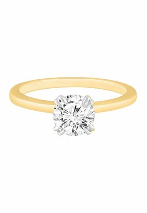 Banda de oro amarillo con un único diamante redondo brillante se sostiene con cuatro garras de oro blanco.
