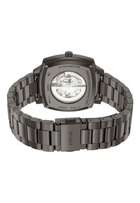 Montre en acier inoxydable avec un boîtier carré, finition noire, cadran squeletté et bracelet à maillons. Dispose d'un fermoir avec le logo Fossil.