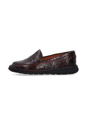 Donkerrode loafer met zwarte rubberen zool en gestructureerd slangenhuidpatroon, zijaanzicht op witte achtergrond.
