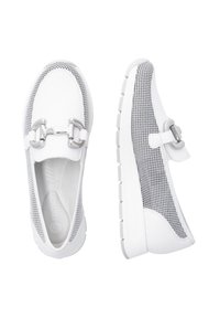 Hvide sneakers med mesh-paneler, en glat læder tåhætte, metal spænde accent og en tykk hvid sål med struktureret greb.