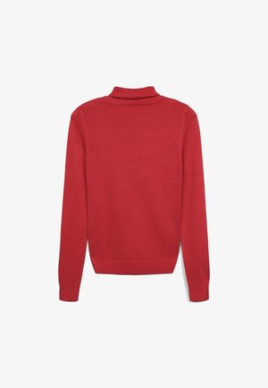 Pull en col roulé rouge en maille douce et texturée. Il présente un col haut et des manches longues avec des bords-côtes aux poignets et à l'ourlet.