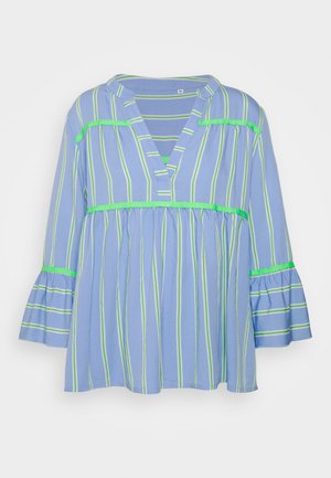 Hellblaue Bluse mit grünen und weißen vertikalen Streifen, V-Ausschnitt, ausgestellten Ärmeln und grünen Zierdetails an Brust, Ärmeln und Taille.