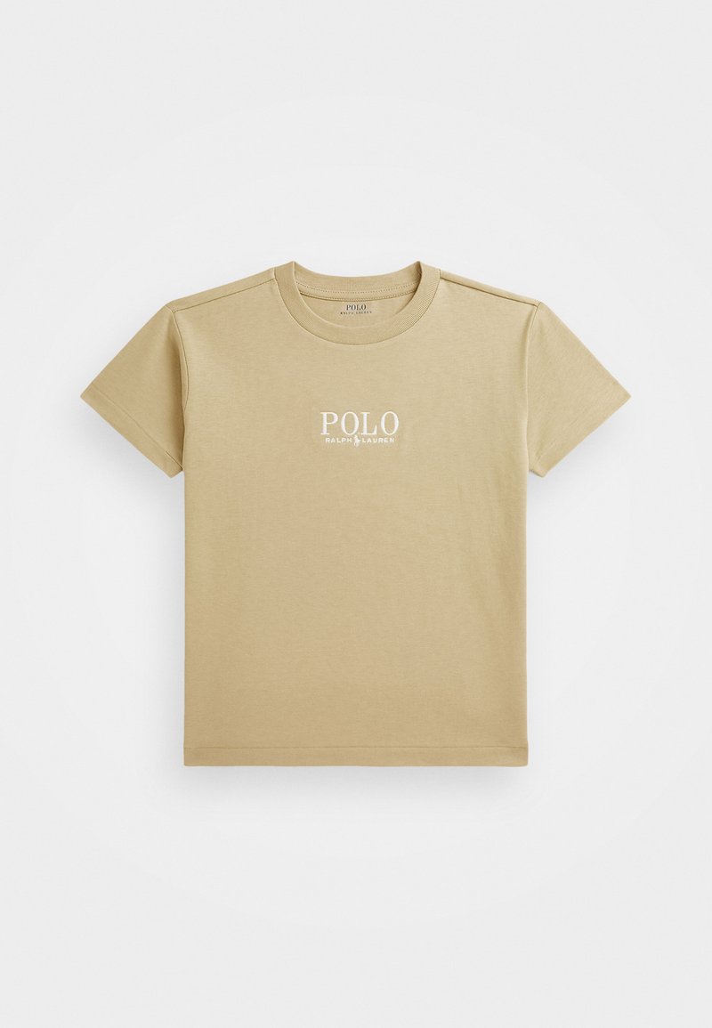 Bežs kokvilnas t-krekls ar īsām piedurknēm, apaļu kakla izgriezumu un "POLO RALPH LAUREN" logo, kas balti izdrukāts uz krūtīm.