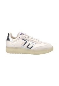 Sneaker bianca con accenti argentati, materiale scamosciato e sintetico, punta tonda, suola in gomma testurizzata e marchio "BACK 70" sul tallone.