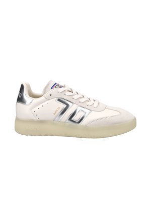 Sneaker bianca con accenti argentati, materiale scamosciato e sintetico, punta tonda, suola in gomma testurizzata e marchio "BACK 70" sul tallone.