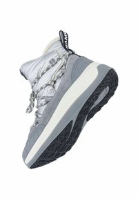 Graue High-Top-Sneaker mit gepolstertem Kragen, strukturierten Oberflächen und markanten Schnürsenkeln. Verfügt über ein schwarzes Logo und eine dicke, gemusterte Sohle.